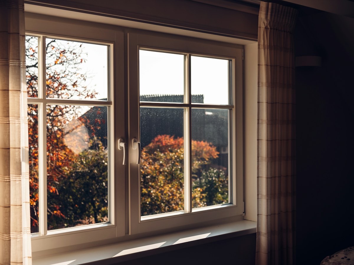Wit kunststof kozijn met dubbel glas in een moderne woonkamer